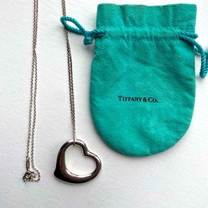 TIFFANY & CO. Large Open Heart Pendant. Elsa Peretti collection.